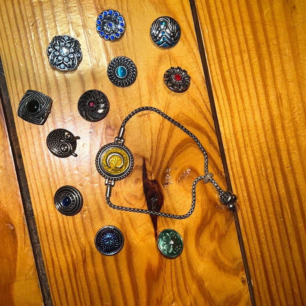 Adjustable snap bracelet with charms